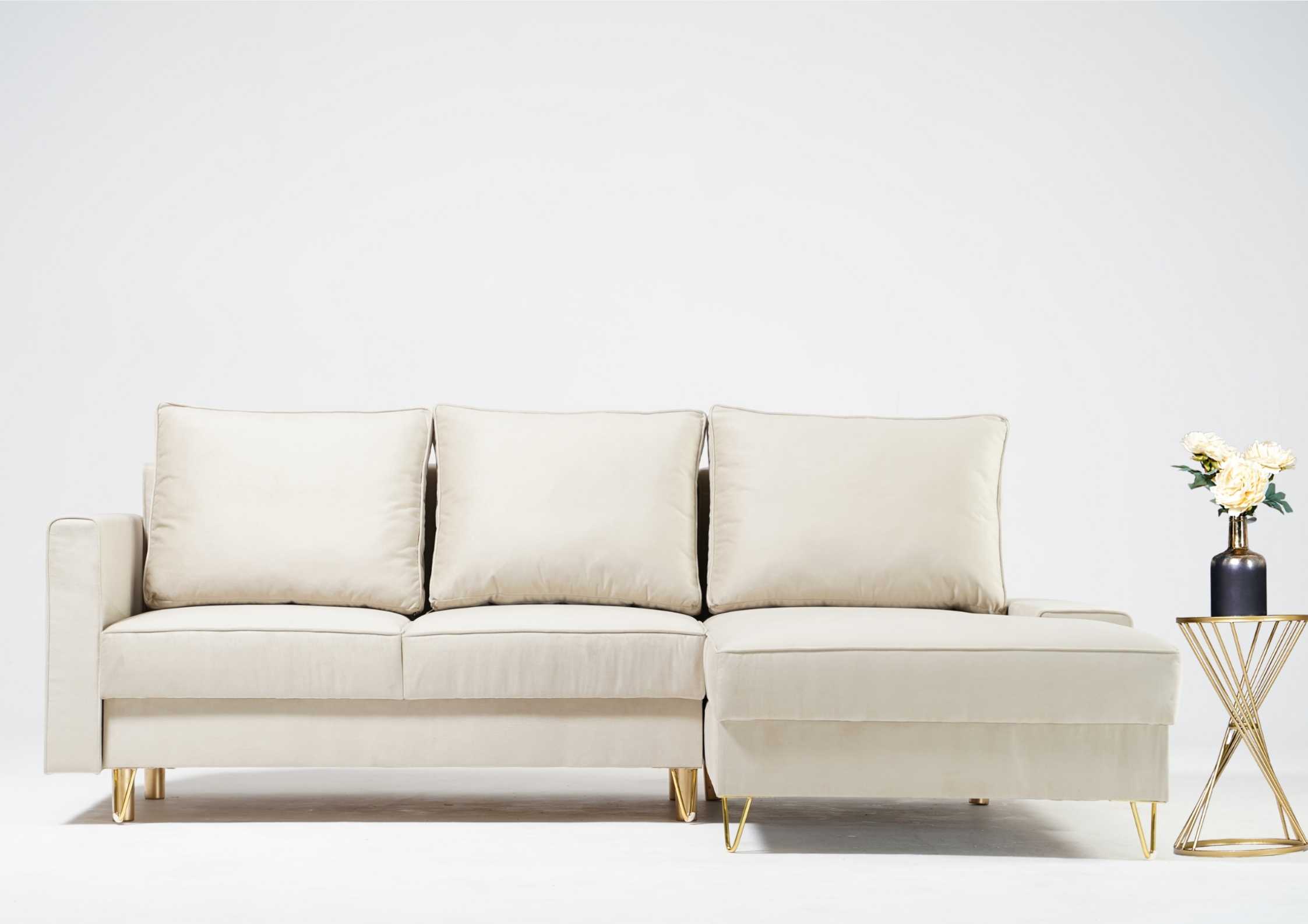 Beżowy narożnik na złotych nogach